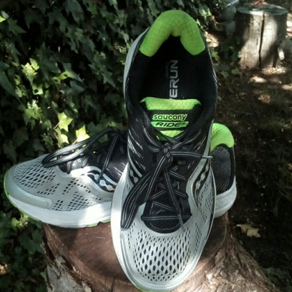 Saucony men's ride 10 running shoe. Grey black lim